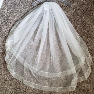 New off-white hip length wedding veil